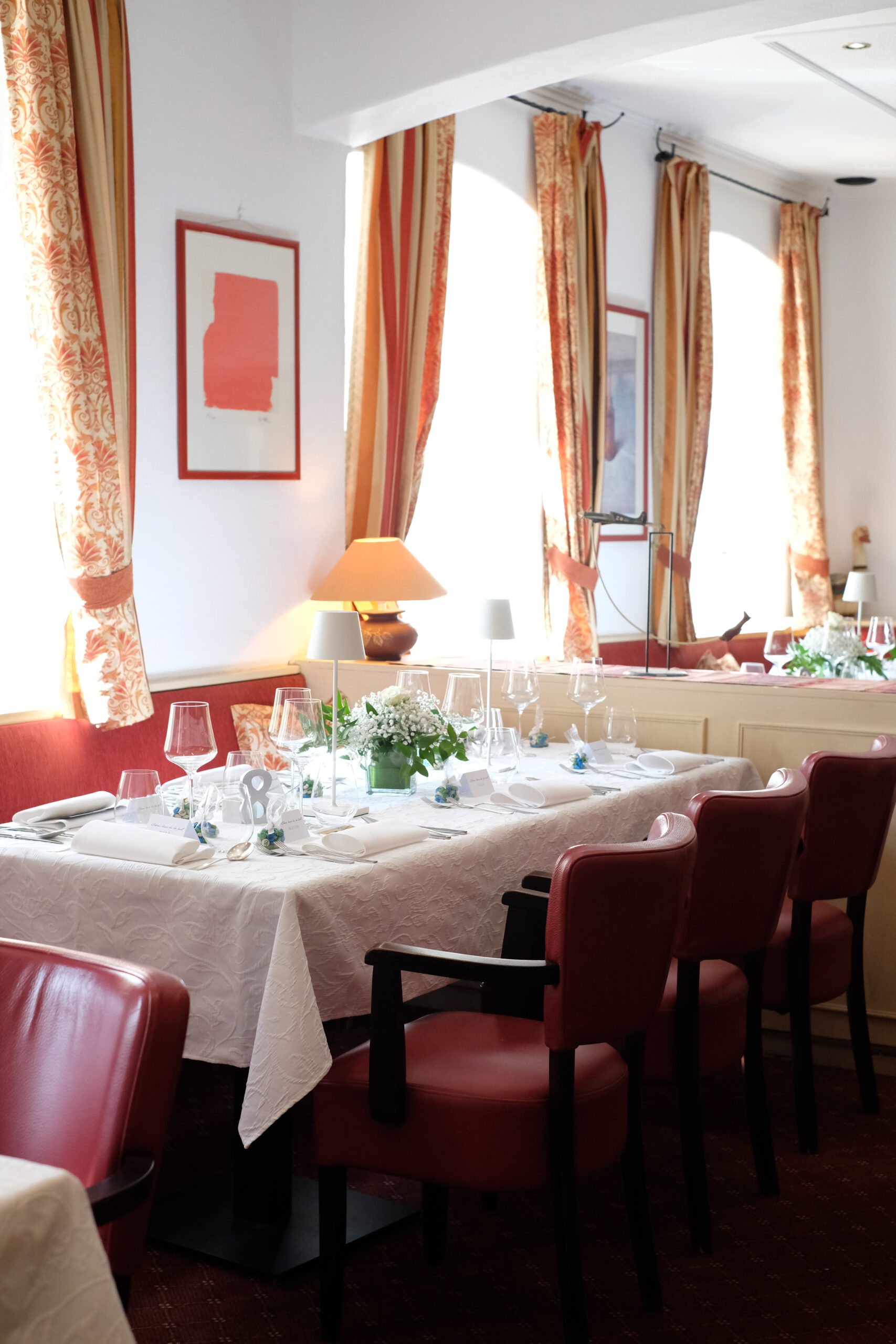 Festlich eingedeckter Innenraum im Gasthaus Egertal